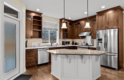 Kamloops House | King Bed, Spacious New House w/Private deck, Fast Wifi, FREE Parking