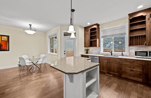 Kamloops House | King Bed, Spacious New House w/Private deck, Fast Wifi, FREE Parking