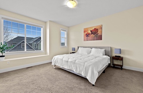 Kamloops House | King Bed, Spacious New House w/Private deck, Fast Wifi, FREE Parking