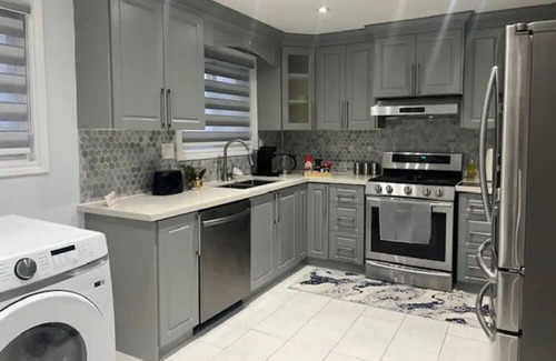 Malton House | 3 Bed Room2 full Wash Room entire Apt, 5 km to Pearson Airport, Sleeps up to 7,