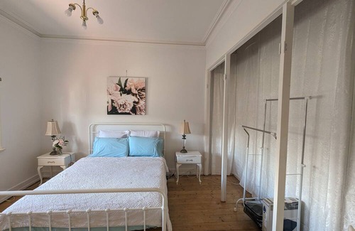 Essendon North House | Essendon Dreams. 10 min to Airport, Near shops, food, transport. Pet friendly