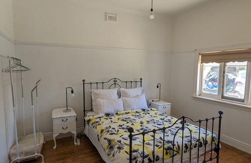 Essendon North House | Essendon Dreams. 10 min to Airport, Near shops, food, transport. Pet friendly