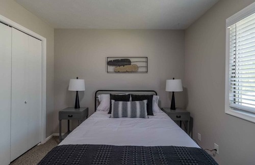 Millard House | Spacious 4 bedroom home sleeps 12 - ideal for CWS