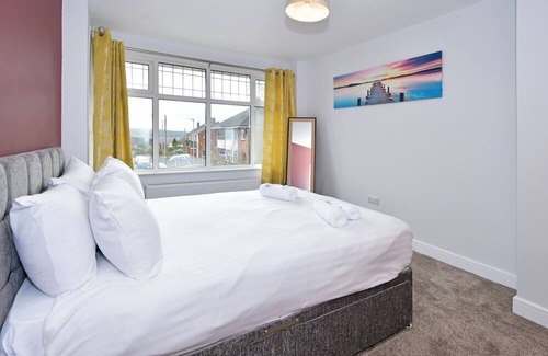 Burslem House | Lancaster House: A Charming 3-BR Home in the Heart of Norton Green