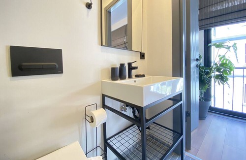 Cihangir Apartment | Cozy Flat w French Balcony 5 min to Istiklal Ave