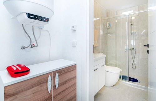 Turgutreis City Center Apartment | Chic Flat w Terrace 3 min to Beach in Bodrum
