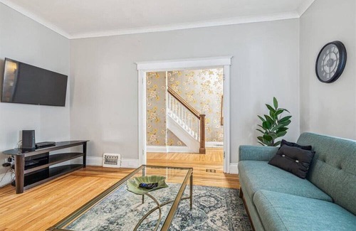 Hamilton House | Spacious Family Home with Back Patio