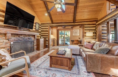 Cheyenne Canyon Cabin | Creekside Cabin w/ Hot Tub! 2 minutes to hiking trails!