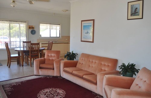 Island Beach Cottage | Nan's Cottage In bush setting 2 min from beach.
