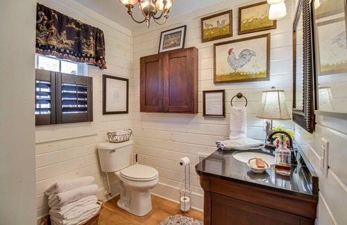 Roseland House | Remote ‘Possum Farmhouse’ Retreat on 10+ Acres!