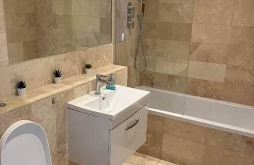 Epsom Apartment | Amazing 1bed Epsom High Street - 2 East St