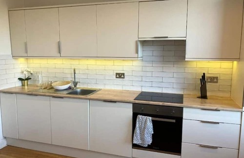 Epsom Apartment | Amazing 1bed Epsom High Street - 2 East St