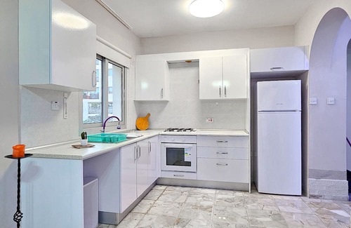 Zeytinlik Apartment | Sleek Flat w Balcony 3 min to Coast in Kyrenia