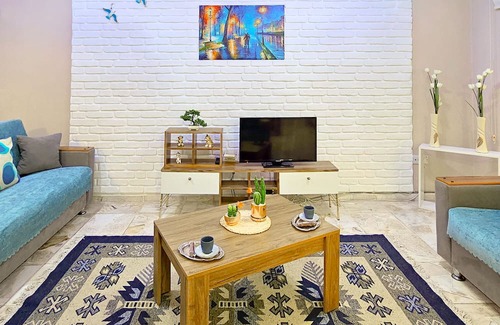 Zeytinlik Apartment | Sleek Flat w Balcony 3 min to Coast in Kyrenia