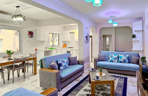 Zeytinlik Apartment | Sleek Flat w Balcony 3 min to Coast in Kyrenia