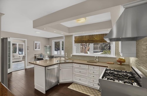 Burlington Villa | Private 4-bedroom home steps to Lake Ontario