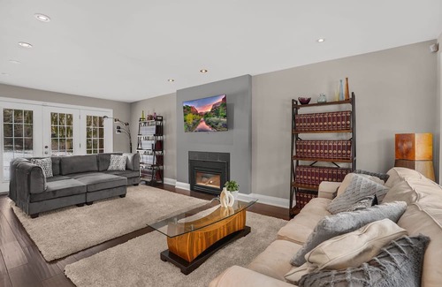 Burlington Villa | Private 4-bedroom home steps to Lake Ontario