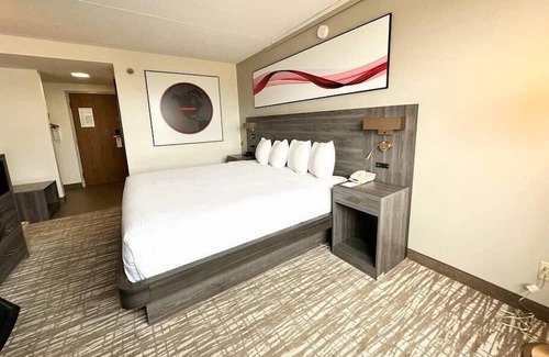 Cedar Rapids - Iowa City House | Executive suite w/private bath