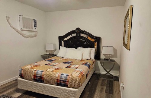Whitehaven Cottage | Spacious Gated 1 BR Cottage with washer and dryer