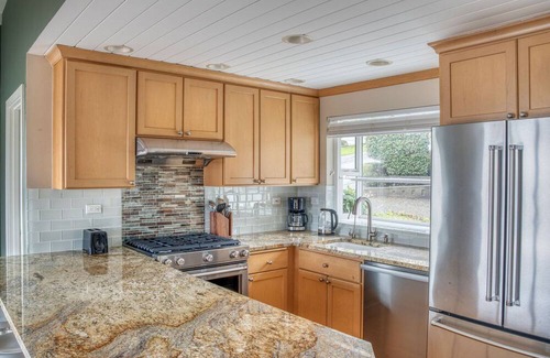 East Lake Hills House | Stellar Bellevue 4BR w/Parking, nr Lake + Hiking, by Blueground