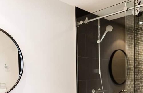 Desjardins Apartment | La Cendrillon - Private Bathroom