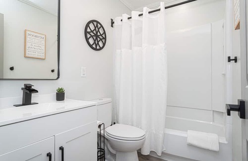 Westover House | The Fort House - Close to base & Family friendly with 6 Beds