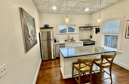 North End Cottage | Lovely North End Cottage- Newly renovated historic home with all the amenities.
