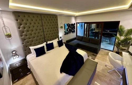 Barrio La Fortaleza Vieja Condo | King Bed Studio Overlooking Bay Of Whales