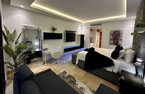Barrio La Fortaleza Vieja Condo | King Bed Studio Overlooking Bay Of Whales