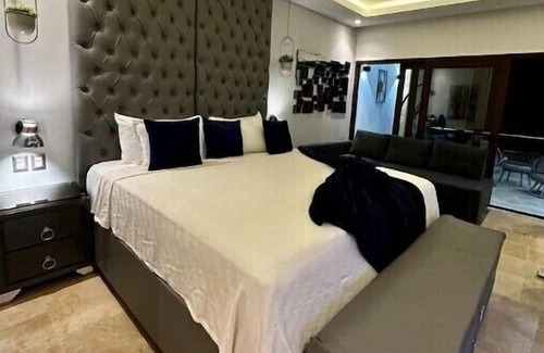 Barrio La Fortaleza Vieja Condo | King Bed Studio Overlooking Bay Of Whales