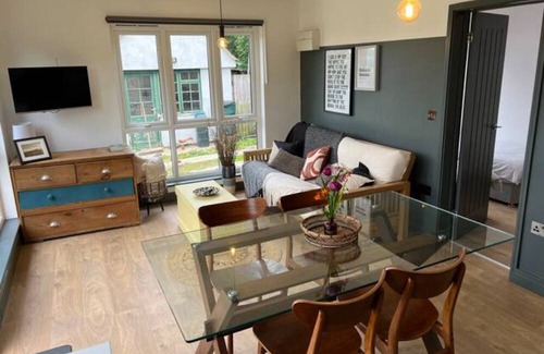 Randwick Cabin | Cotswold's-2 Bedroom Cosy Lodge-Sleeps 6-Parking