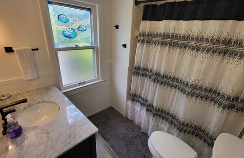 Lyndhurst House | Cute 3 b 1 b Family home in Cle