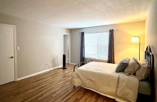 Hampton House | COZY CONDO W/LAKEVIEW! CLOSE TO COLISEUM, BEACHES, AND PENINSULA TOWN CENTER