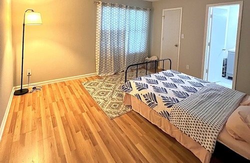 Hampton House | COZY CONDO W/LAKEVIEW! CLOSE TO COLISEUM, BEACHES, AND PENINSULA TOWN CENTER