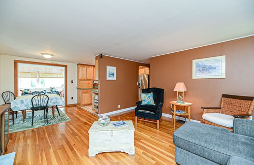 York House | Minutes to multiple beaches, country setting,1 acre, private