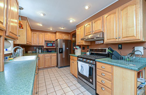 York House | Minutes to multiple beaches, country setting,1 acre, private