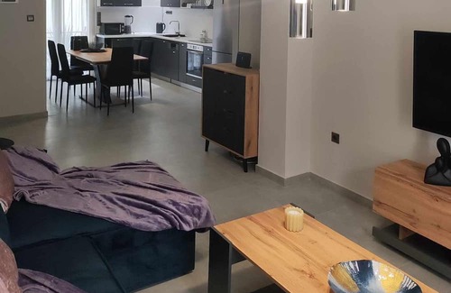 Volos City Centre Apartment | Modern appartment, perfect for couples & families. Enhanced Security features!