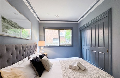 Knoxfield House | Victorian design house, 5-minute walk to lake, 3-minute drive to shopping mall.