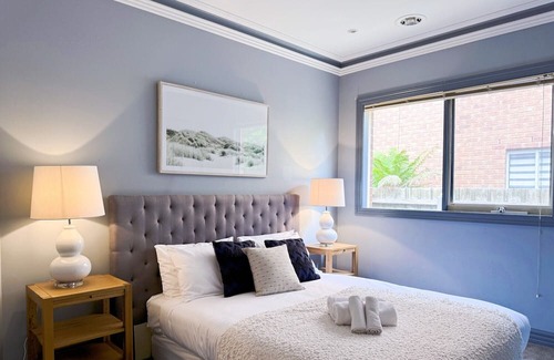 Knoxfield House | Victorian design house, 5-minute walk to lake, 3-minute drive to shopping mall.
