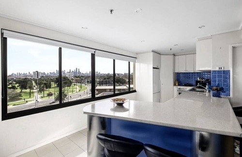 St Kilda Apartment | Beachfront Spacious 3brm Unit in St Kilda with Stunning Bay & City Views