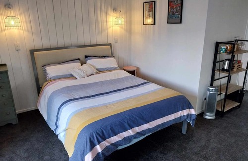 Snells Beach Apartment | Snells Beach Studio in quiet cul de sac 2 minutes walk to beach