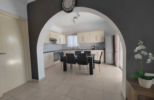 Paphos House | 2-bed House in Kato Paphos! Beach 5 Min walk, Shared Pool, Family & Pet-Friendly