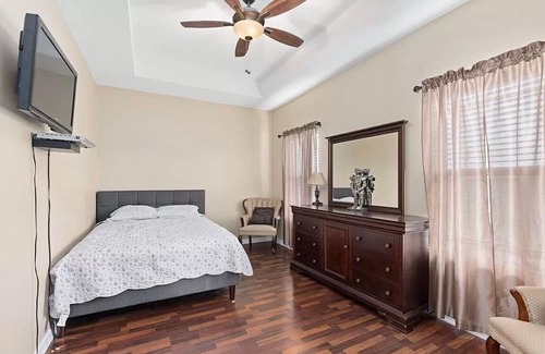 Los Fresnos House | Beautiful 2 acre ranch house 20 min from the beach.