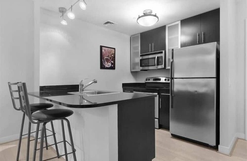 Downtown Washington D.C. House | Chic 1BR | Work Space + WiFi | Laundry | Near White House