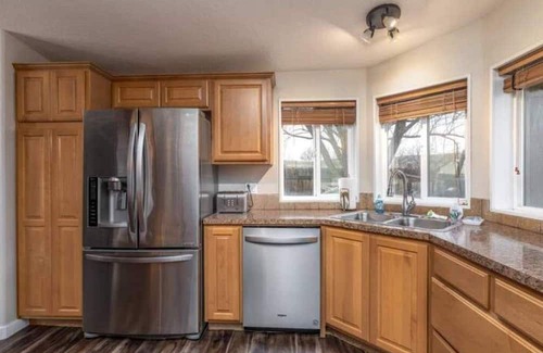 Benton City Cottage | Heart of Red Mountain in Wine Country!