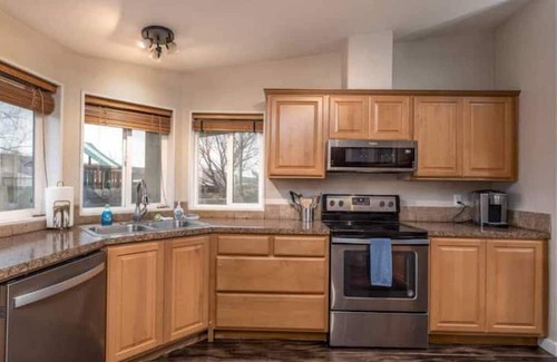Benton City Cottage | Heart of Red Mountain in Wine Country!