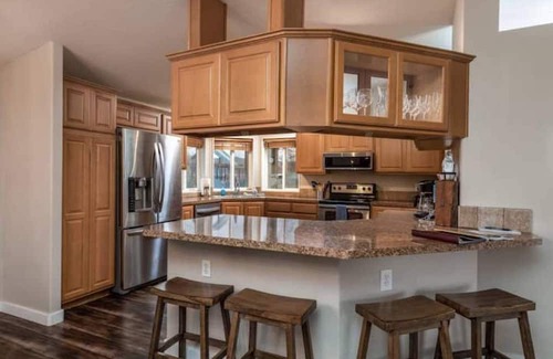 Benton City Cottage | Heart of Red Mountain in Wine Country!