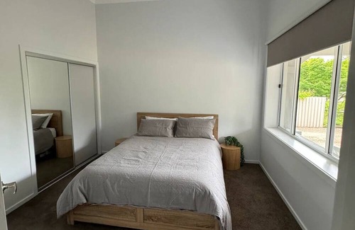 Corowa House | Central stunner- perfect for families and larger groups