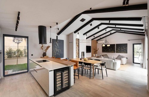 Kadumi House | Villa Pedena, modern villa for 8 guests with pool and wellness only 6 km from the town of Porec and