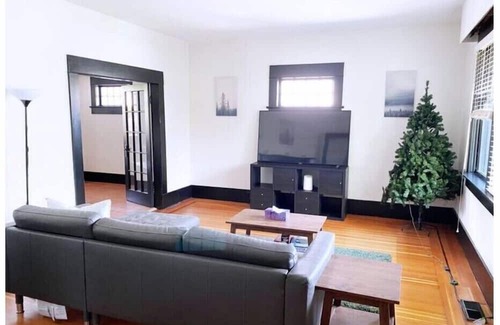 Burnaby House | Lovely 6 bed, 3 bath traditional style home